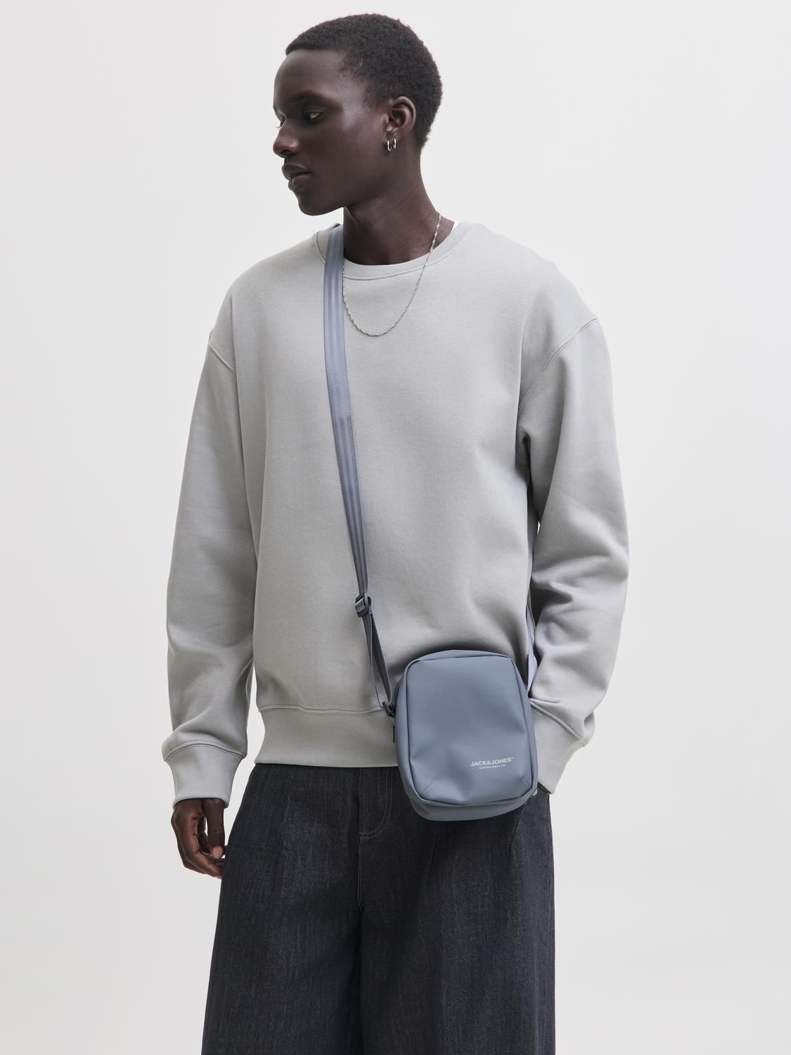 model_shot-front